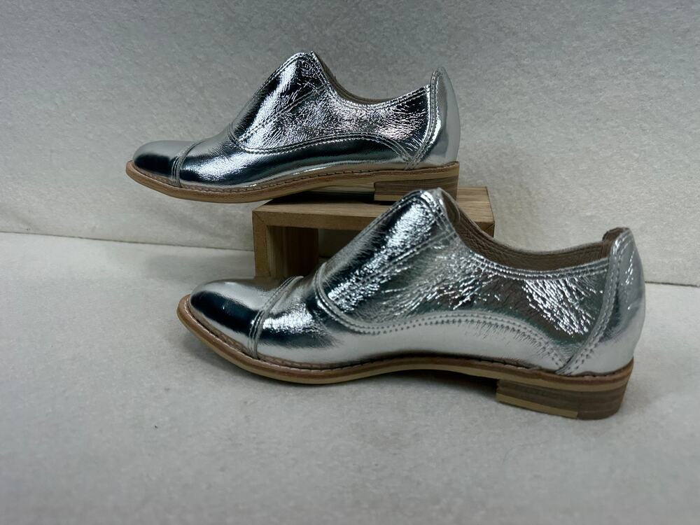 Bus Stop Boutique Psychedelic Silver Leather Oxfords SZ EUR 37 (6.5/7 US) NWOT